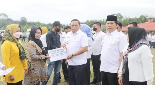 Penyerahan bantuan secara simbolis kepada pelaku usaha, Rabu (19/10/2022). (Foto: dok.mc seluma)